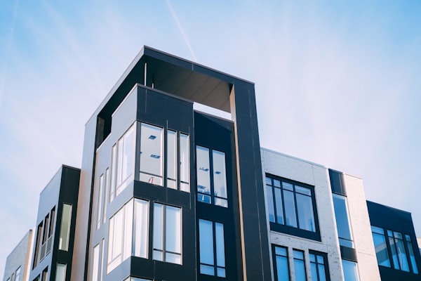 Façade d'immeuble résidentiel — bâtiment hôte type pour micro-hub thermique